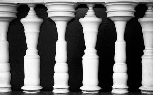 pillars-or-figures-optical-illusion.jpg